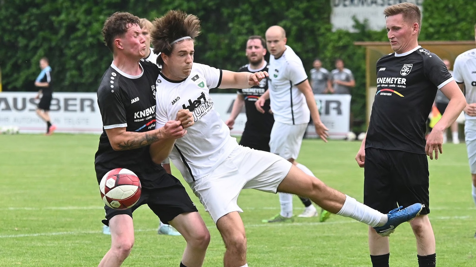Der beste Torschütze der SG Telgte: Luc Weißenborn (l.)  – hier gegen den Grevener Mathis Aufderhaar, rechts Philipp Rüter – erzielte seinen 16. Treffer in dieser Saison.