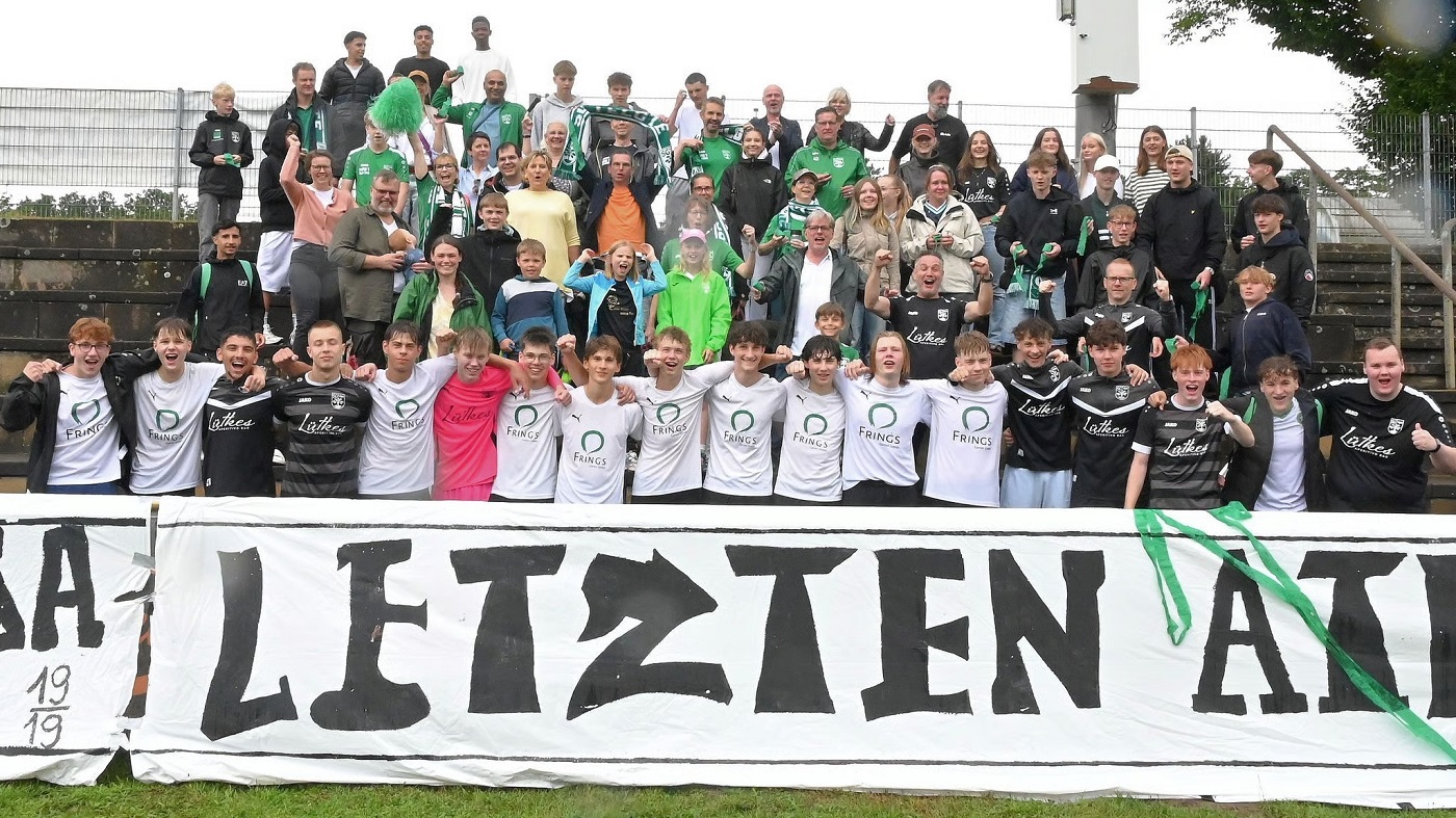 Mit den Trainern, Eltern, Freunden und Fans feierten die B-Junioren der SG Telgte den Aufstieg in die Bezirksliga. Foto: Aumüller