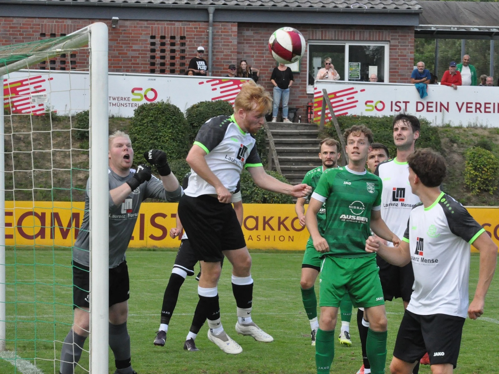 Dicke Luft vor dem Westkirchener Gehäuse. Hier fällt kein Tor - am Spielende durften die Telgter aber einen 2:1-Erfolg feiern.
